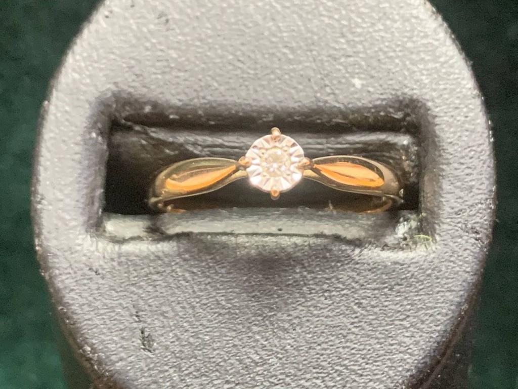 Золотое кольцо с бриллиантами 1,39 гр.