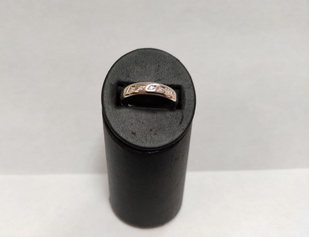 Золотое кольцо с бриллиантами 2,74 гр.