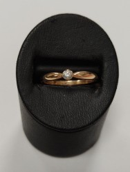 Золотое кольцо с бриллиантом  1,31 гр.